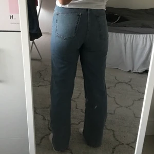 Raka jeans - Säljer dessa raka jeans från hm. Dom är i en rak model och i ett väldigt mjukt material. Köpta förra hösten om jag inte minns fel. Sparsamt använda. I storlek 36. Dom är i en jätte fin perfekt blå färg.