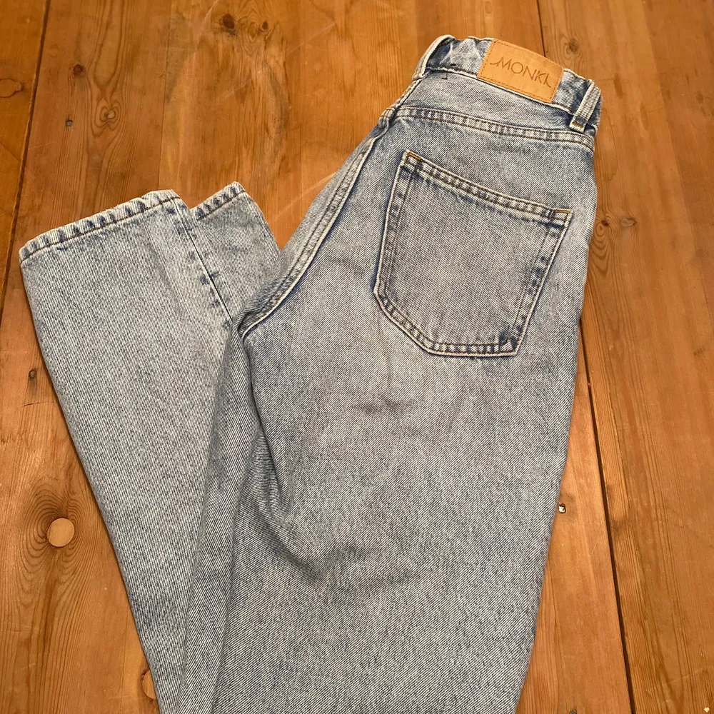 Ett par trendiga jeans från monki med hål på knäna och rosa text. Bra skick! . Jeans & Byxor.