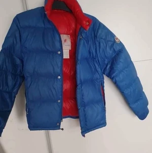 Vintage jacka från Moncler  - Vintage dunjacka från Moncler, den är 100% äkta!  Passar en xs/s väldigt fin och populär jacka!