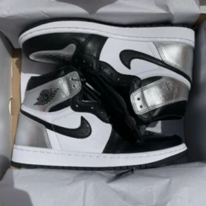 Jordans  - Säljer mina älskade jordans silver Toe. Knappt använda så är som nya. Från Nikes hemsida. Passar mig som har 39-40. 