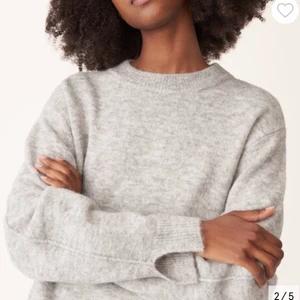 Grå stickad tröja - En jättemysig grå stickad tröja från Åhléns, Carin Wester. Kommer inte till så mycket användning längre💕 Väldigt bra skick, inte använd så jättemånga gånger. Nypris: 399 kr!