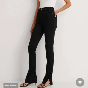 Jeans med slit strl 34 - Dessa svarta jeans med slit är köpta från NA-KD. De är i storlek 34 men passar oxå om man har 36. Jätte fina jeans men de är lite korta på mig som är 175 därför kommer de ej till användning. Kom privat för bild på❤️köpare står för frakt