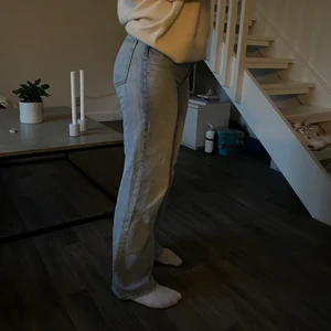 Jeans - Hjälper min tjej sälja en del av sina byxor! Detta är ett par ljusblåa raka jeans från HM i storlek 38. Köptes för 399 och säljer dom för 200 + frakt!