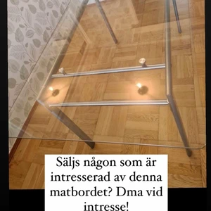 Matbord  - Längden är 160 cm Bredd 90cm Höjd 75cm Tjocklek på glasskivan är 1 cm. Säljer jätte billigt på grund av flytt. Först till kvarn pris kan diskuteras 