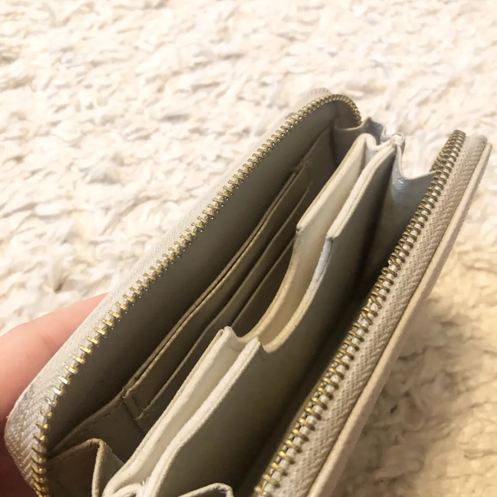 Säljer den här snygga plånboken som köptes nyligen me då den inte kommer till användning.💗. Väskor.