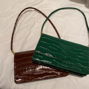 Väska - Säljer två små super fina väskor! Aldrig använda så dom är som nya!! 20kr styck 