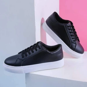 Svarta Sneakers  - Helt nya svarta sneakers storlek 38 som tyvärr var små i storleken, skulle uppskatta att dom passat till någon med storlek 37. 