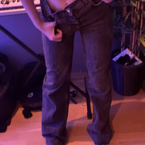 Gråa jeans  - Straight leg jeans från zara. Riktigt bra köp tills jag började byta still då dom inte riktigt passar med mina kläder. Dom är ganska långa i benen så passar säkert 175+ cm. 