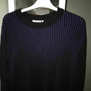 Weekday stickad tröja - Stickad tröja från weekday med lila detaljer, lätt använd