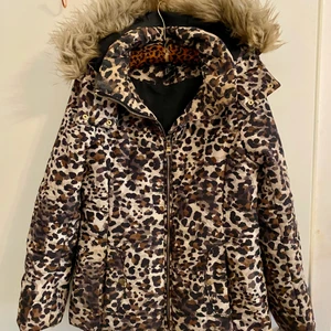 Leopard gosig jacka - XS/S  - Går att tar av själva luvan för tvätta. Använt men bra skick. ( annats säljer jag inte ) 
