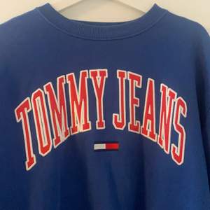 Tommy Jeans Swetshirt, fint skick använd Max 5 gånger. Bud