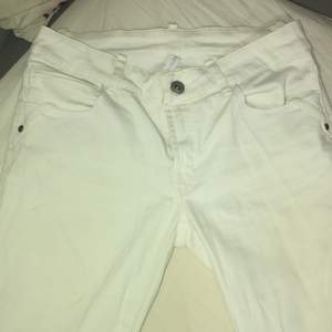 vita lågmidjade jeans, finns några fläckar därför de låga priset+frakt. Säljer pågrund av att de inte kommer till användning. Jätte bra skick och snygga bak fickor🤩storleken varierar mellan S och M💕