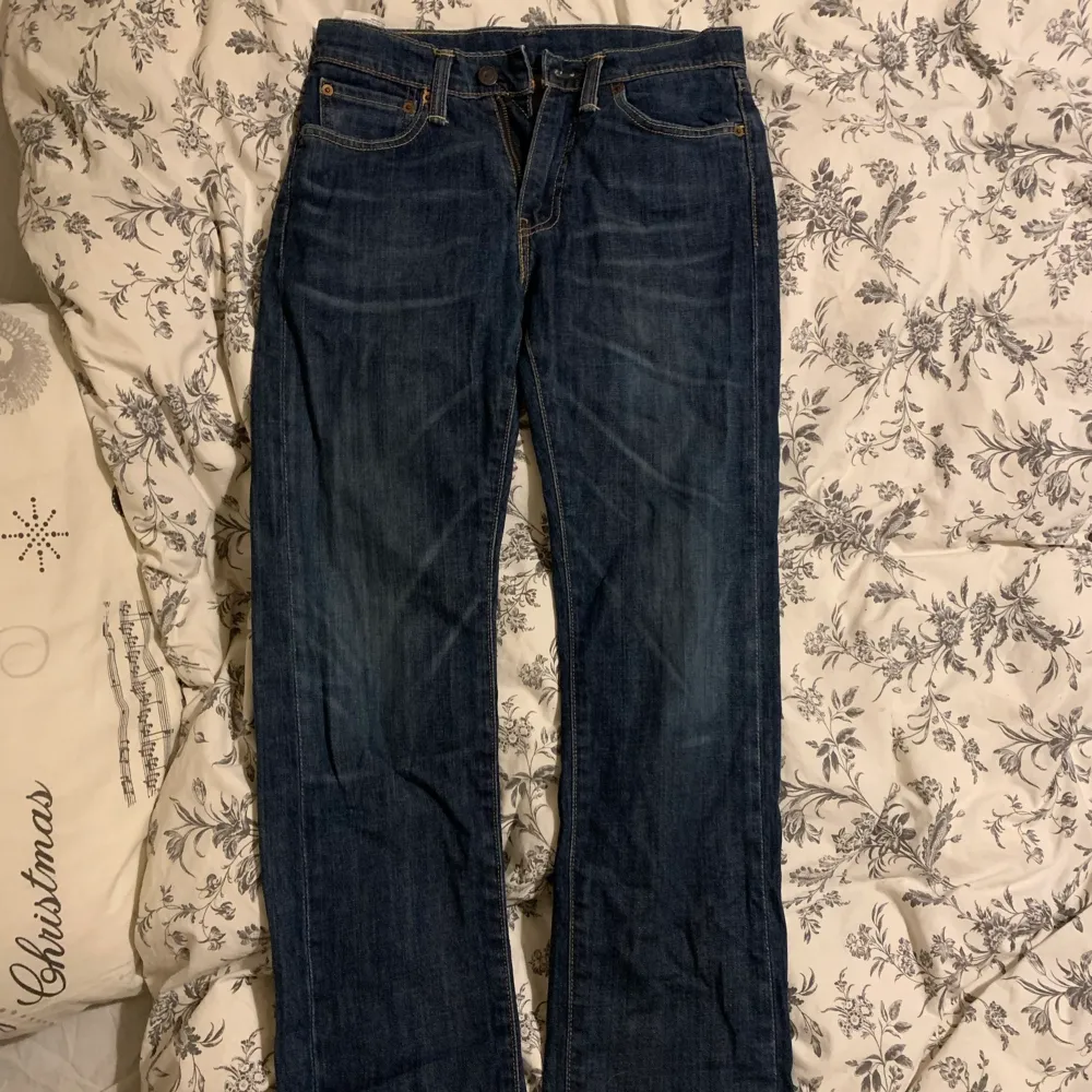 Fina mörkblå Levis jeans, för små för mig därför säljer jag dem. STRL: W28, L32, köpte står för frakten om vi ej möts upp. Jeans & Byxor.