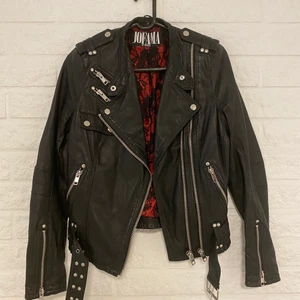 Jofama by Kenza skinnjacka  - Skitsnygg skinnjacka i väldigt fint skick & mycket sparsamt använd. Spårbar frakt: 66kr. Storlek: 36✨