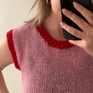 Stickad väst - Jättesöt stickad väst i croppad modell💕 Storlek Small. Köpt på marknad i Köpenhamn för 400kr av en kvinna som stickat västen själv ✨ Nyskick då den inte kommit till användning 🤍