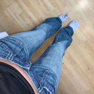 Jätte snygga lågMidjade Diesel bootcut jeans! Size 29. Perfekta på mig som är 166cm och en 36 normalt.