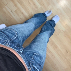 Lowwaisted bootcutjeans - Jätte snygga lågMidjade Diesel bootcut jeans! Size 29. Perfekta på mig som är 166cm och en 36 normalt.