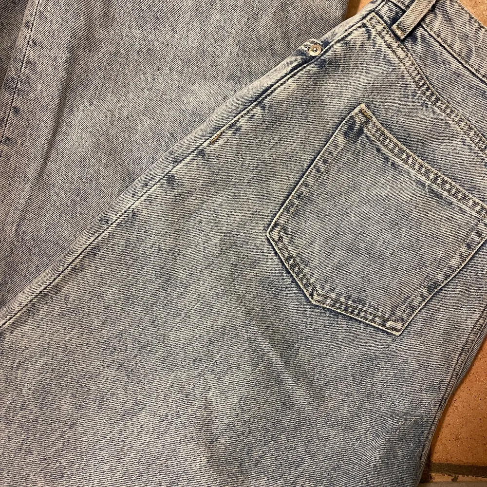 Säljer dessa skit snygga vida Yoko jeans från Monki som tyvärr inte kommer till användning. Det är min kompis som köpt dem men inte använder. Storlek 28, motsvarar 38 ungefär. Säljer dessa då dem är för stora för henne i låren och midjan, så skulle kunna passa någon som har strl 40. Nypris 400kr. Jeans & Byxor.