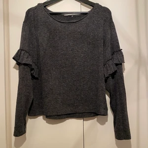 Tröja med volang  - Grå tröja från Zara med volang på ärmarna.köparen står för frakten. 