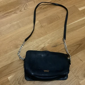 En svart fin axelväska💕 - Har använt den några gånger 