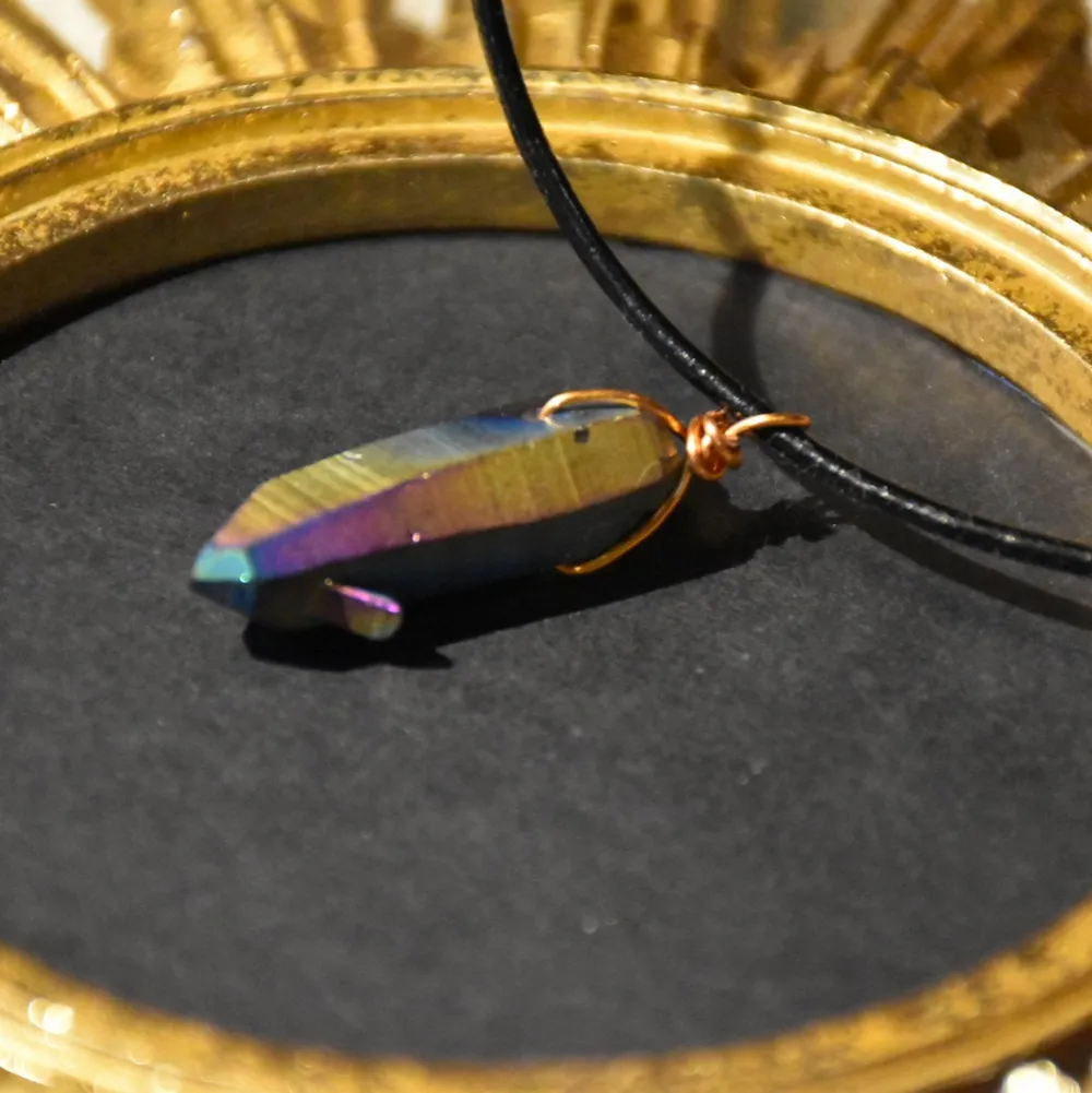 Halsband med en imitations kristall i vackra färger. Läderband ingår . Accessoarer.