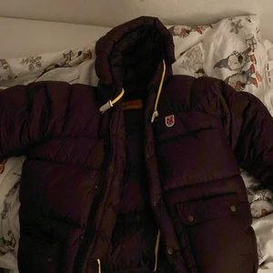 Fjäll räven jacka  - Jag säljer nu min nyköpta fjällräven jacka i storlek S. Jag säljer den eftersom jag inte tycker att den passar på mig och tror därför någon annan skulle bli gladare för den. Det finns en lite fläck knappt synlig men om ni vill ha bild skiv privat💕 säljer direkt om jag får bud på 4000kr annars fortsätter budgivningen som vanligt 