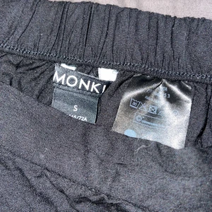 Monki svart kjol - Använt 1-2 gånger