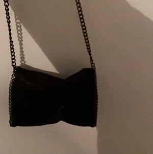 Väska - Säljer en Stella macortny liknande väska. Knappt använd, frakten ingår ej