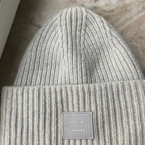 acne mössa 💕 - Säljer min superfina acne mössa för att jag inte får andvändning av den längre💞 Den är i superbra skick inga slitningar eller så kontakta för flera bilder.    nypris 1100