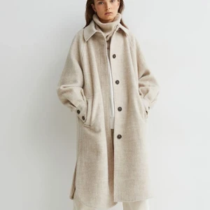 Oversized Kappa Från H&M - Säljer denna oversized kappa/skjortjacka från H&M, storlek XS men passar XS-M beroende på hur man vill att den ska sitta. Ny med lapp kvar, oanvänd. Nypris 599 kr och jag säljer min för 450 då den fortfarande ligger kvar i påsen och är slutsåld på hemsidan.