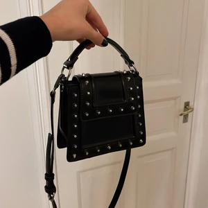 Nit väska - Säljer denna fina väskan med nitar från Zara, då den inte används så mycket som den borde❤️‍🔥 skulle säga att den är i nyskick, då det inte finns några synliga slitage! Köparen står för frakt💕 Nypris: 200kr