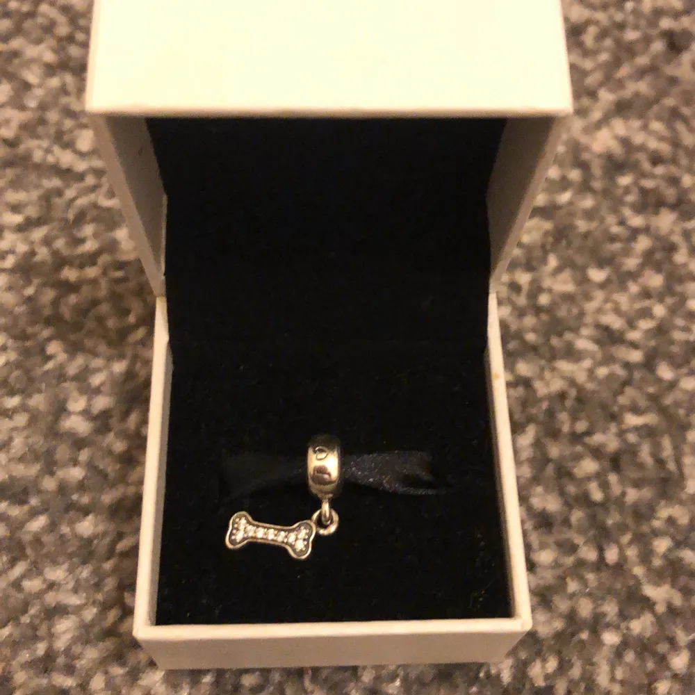 Pandora dog charm new in excellent condition been in box… colour silver s925ale price paid £ 35 . Accessoarer.