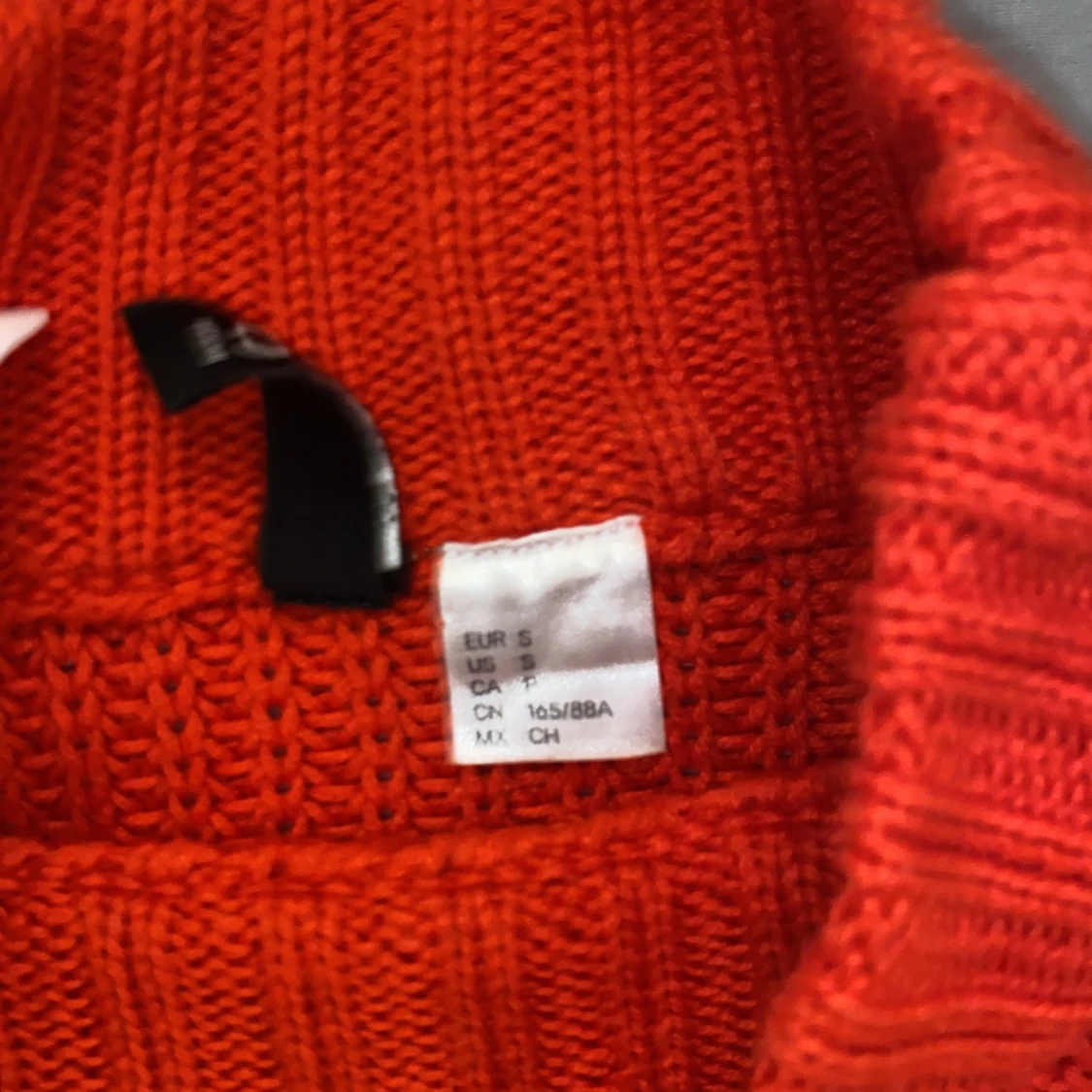Röd stickad tröja  - 91