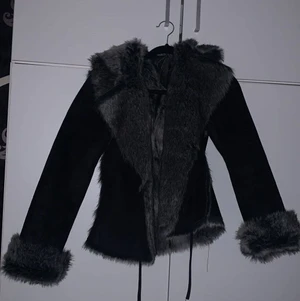 Y2K Vinterjacka  - Riktigt skön vinterjacka med päls innuti. Köpt från plick. Är tyvärr lite för liten på mig. Den går inte att knäppa men det värmer ändå. Pris kan diskuteras 💕