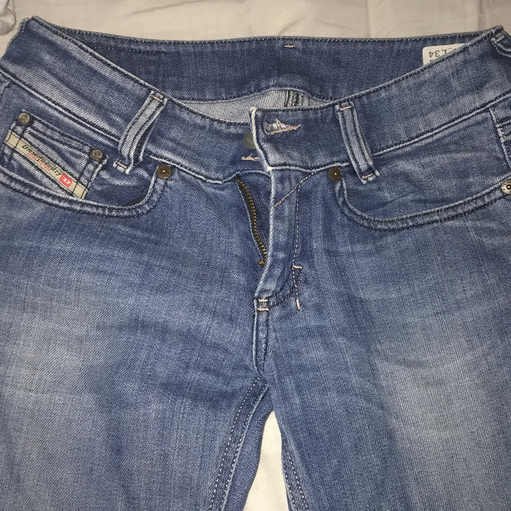 💙Lågmidjade jeans skit snygga men dock ganska korta är sj runt 158-160 och dom är lite för korta för mig. Strl 26 💙 ( pris kan diskuteras) . Jeans & Byxor.