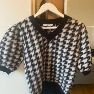 Fluffig topp - En fin ”fluffig” topp som har puffiga ärmar. Är ursprungligen från NA-KD men jag har köpt den här på Plick. Är i storlek XS men passar bra på mig som brukar ha S i toppar.