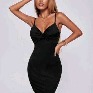 Nyköpt svart klänning Petite modell i xxs. Säljer för den är så liten på mig, bara provad.