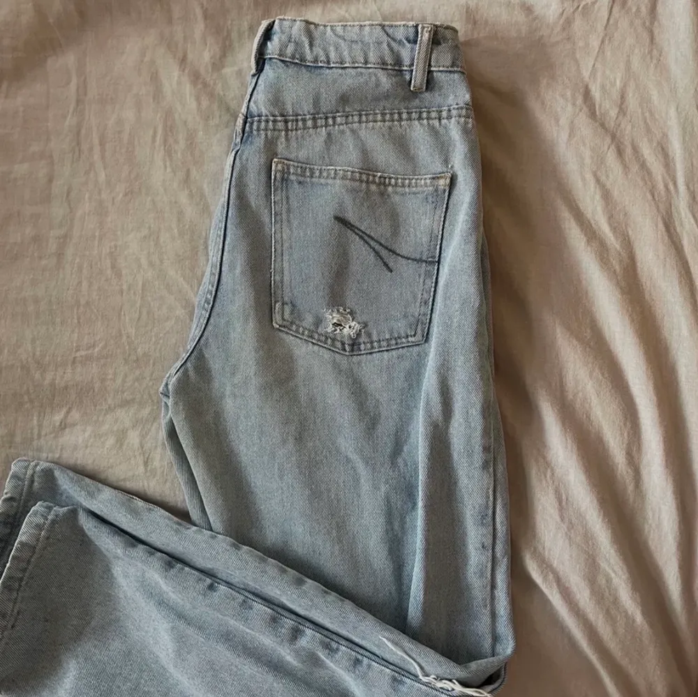 Jättesnygga jeans med fin passform!💙 Tyvärr lite stora för mig (lite större i midjan än på bilden, men där ser man passformen) 🦋 Står att det är storlek 36 men skulle säga att de även passar 38!. Jeans & Byxor.
