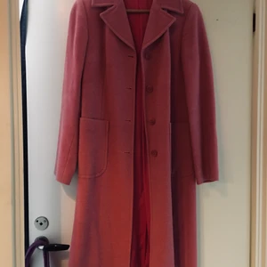 Ullkappa  - Rosa ullkappa från sisley, i perfekt skick. Säljes pga lite för liten, passar storlek small. Utsida 63% ull 37% viscose, insida 100% viscose.