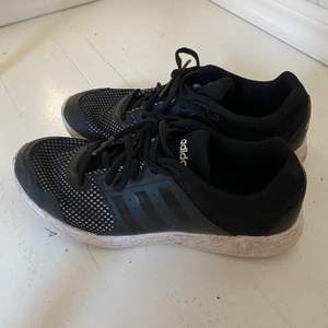 Ett par väl använda skor från Adidas i storlek 39 1/3