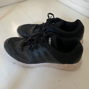 Skor - Ett par väl använda skor från Adidas i storlek 39 1/3
