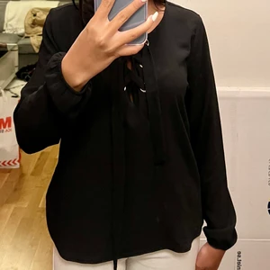 Blus med knytning  - Snygg och luftig blus med knytning där fram som passar S/M💕💕