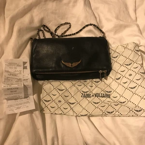 Svart Zadig Voltaire väska - Säljer min älskade Zadig väska som är väldigt rymlig❤️❤️ Dustbag och kvitto finns, endast det korta bandet finns kvar.Buda eller köp direkt för 1100kr