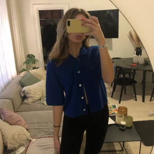 Kofta från & Other Stories  - Säljer denna blåa fina stickade kofta från & Other Stories. Inköpt för 690kr. Använt cirka 3 gånger.  Storlek S💘💘 pris kan diskuteras!