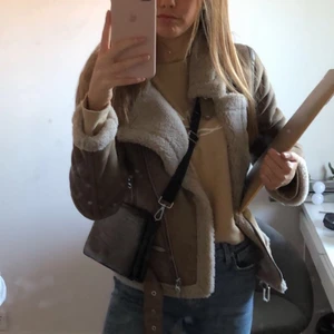 Aviatorjacka - Superfin vinterjacka från zara som jag använde förra vintern men tyvärr tröttnat på. Väldigt varm med många fina detaljer! Jag brukar ha strl S och passar mig. Meddela mig om ni vill ha fler bilder!