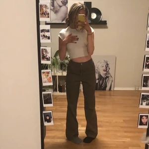 Bruna jeans storlek m - Kommer ej till användning🤍🤍 bruna jeans i storlek m som jag brukar knyta med skosnöre för att passa mig som är en xxs/xs⚡️ kan mötas upp i Jönköping annars betalar du frakt