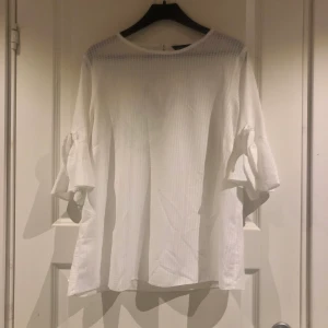 Blus - Vit blus med rosetter på ärmarna. Från märket Dorothy Perkins i strl 42. Använd 1-2 gånger 🤍