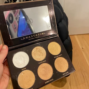 Anastasia Beverly Hills highligt palette - Säljer nu denna paletten då den aldrig kommer till användning. Har bara använt de 2 första färgerna ett fåtal gånger. Tror nypris låg på ca 600