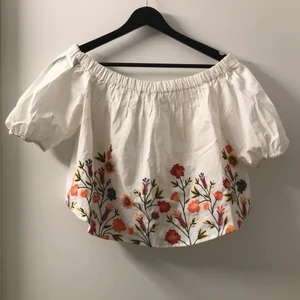 Bershka, embroiled top, M. - En fin broderad topp med blommor. Går ner över axlarna. 
