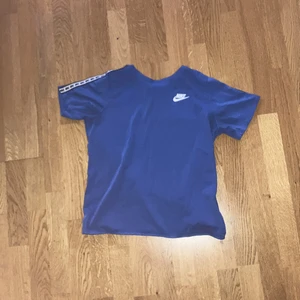 Blå Nike tröja (S) - Bra skick inte en repa på den, passar personer från under 170, det är en mans tröja men funkar för tjejer lika bra också